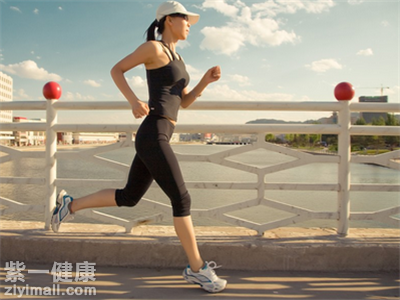 所以在跑步前需要先做一些热身运动,以免因为猛然的狂跑