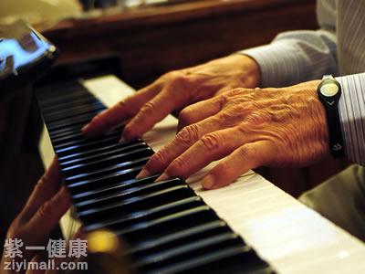 弹钢琴手指变形是真的 弹钢琴竟然会让手指变形