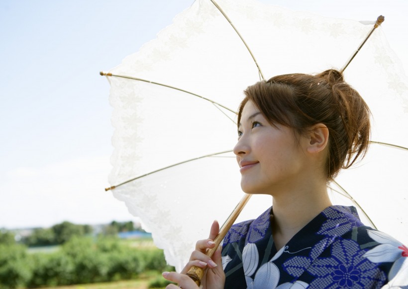 夏季打伞遮阳