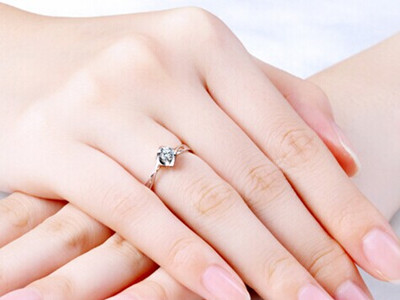 手很黑怎么变白 白皙双手轻松护出来