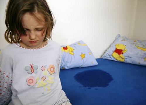 小孩尿床是什么原因