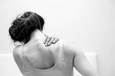 肩膀疼痛是什么原因常见的诱发肩膀疼痛的原因主要肩周炎,颈椎病,胆囊